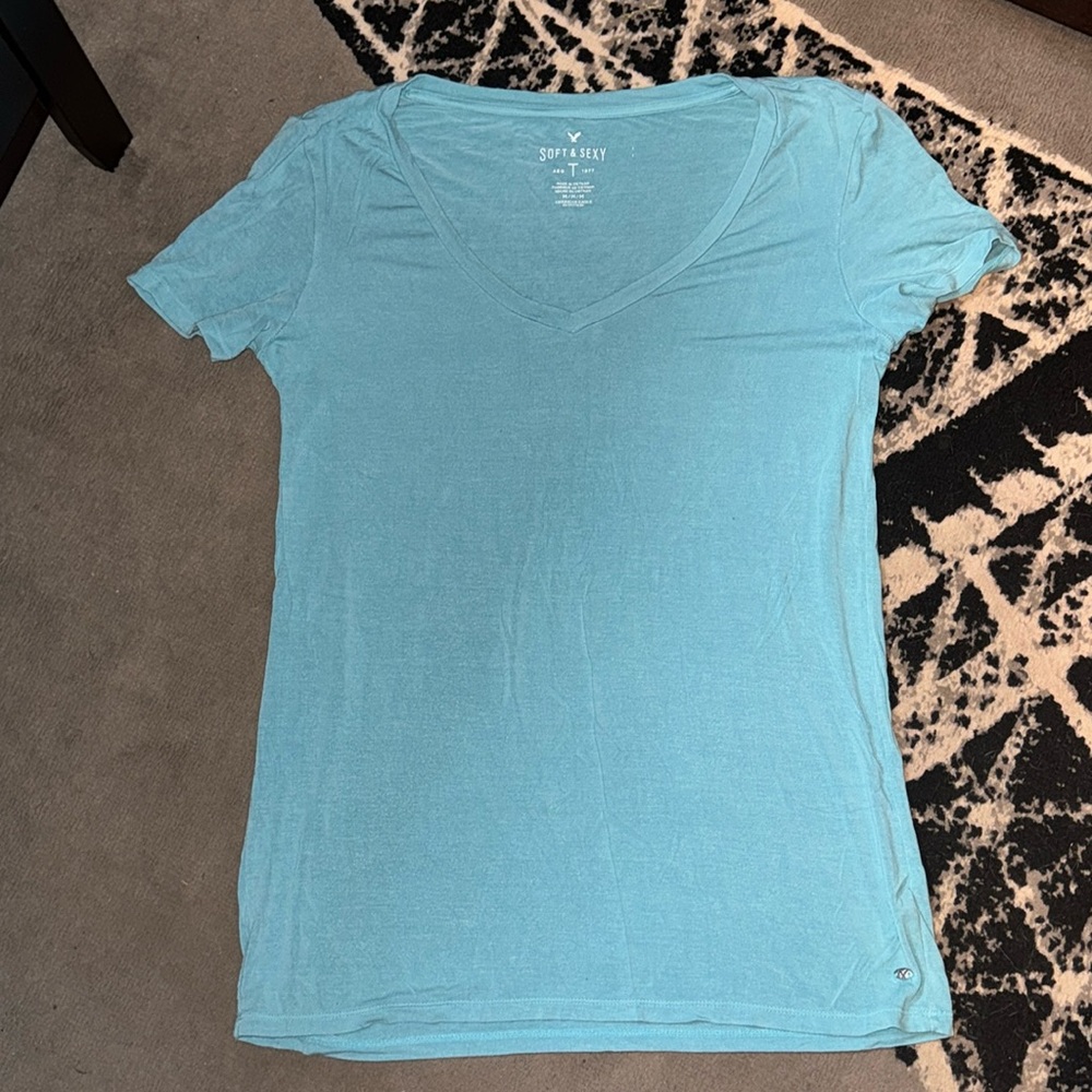 AEO soft and sexy v neck shirt sz M